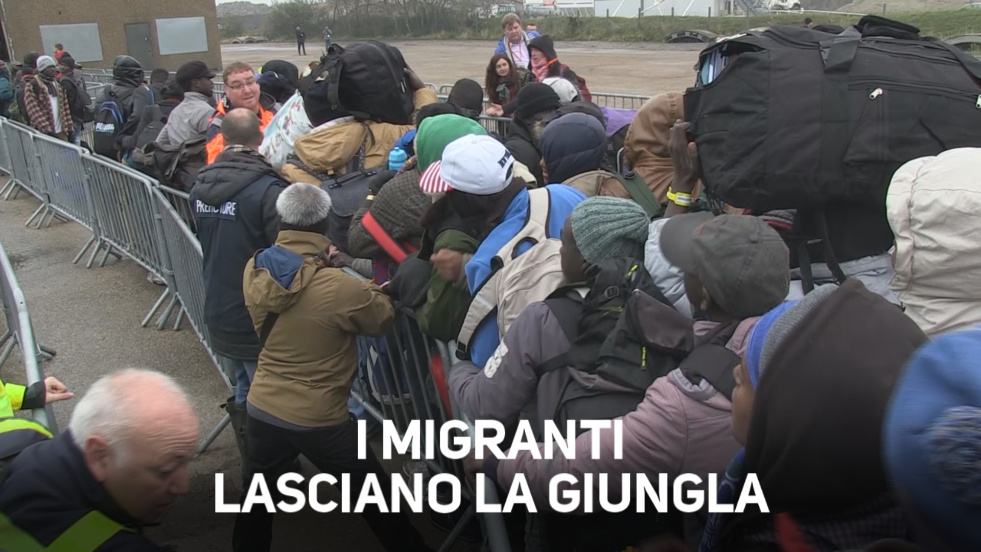 Chiude la Giungla di Calais, 6400 i migranti trasferiti