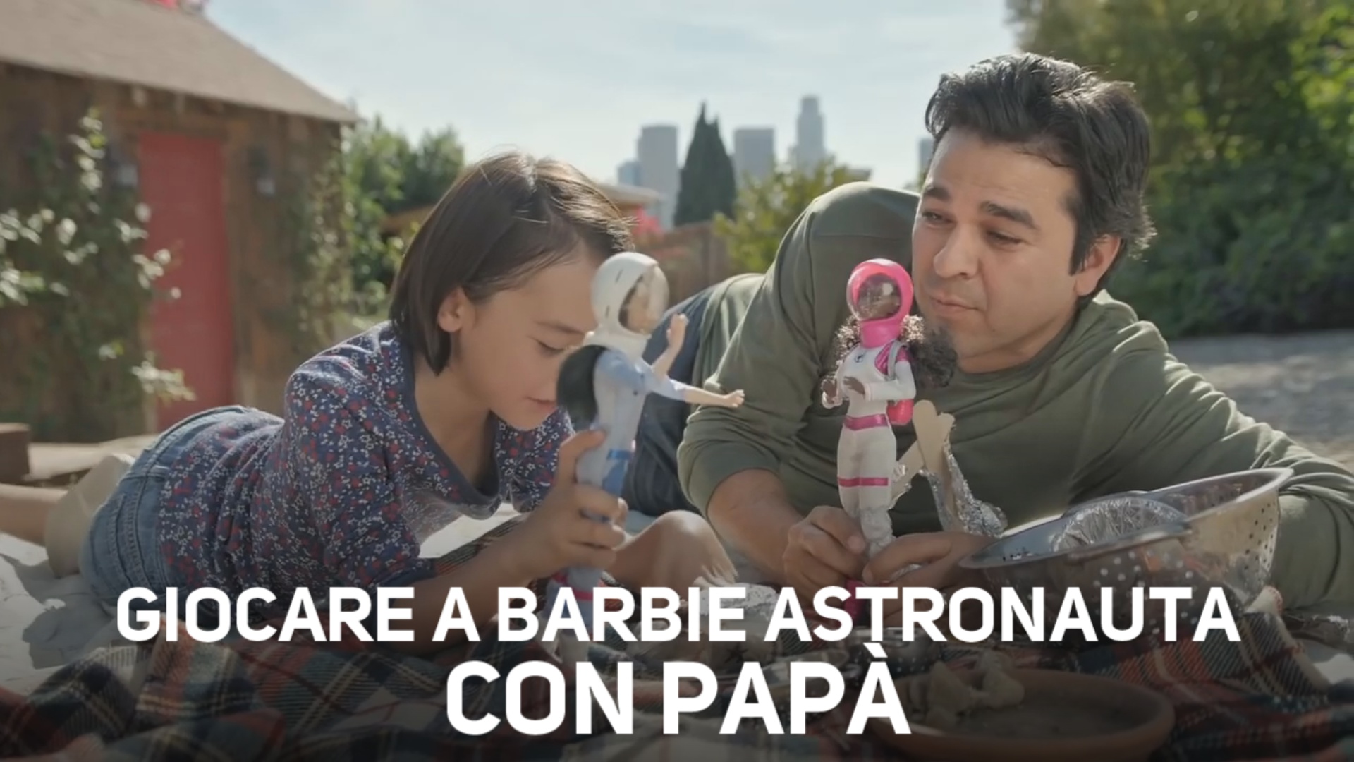 Nel nuovo spot Barbie i veri eroi sono i papa'