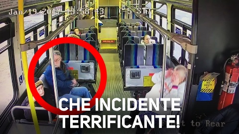 Che paura! Spettacolare incidente per un bus di linea